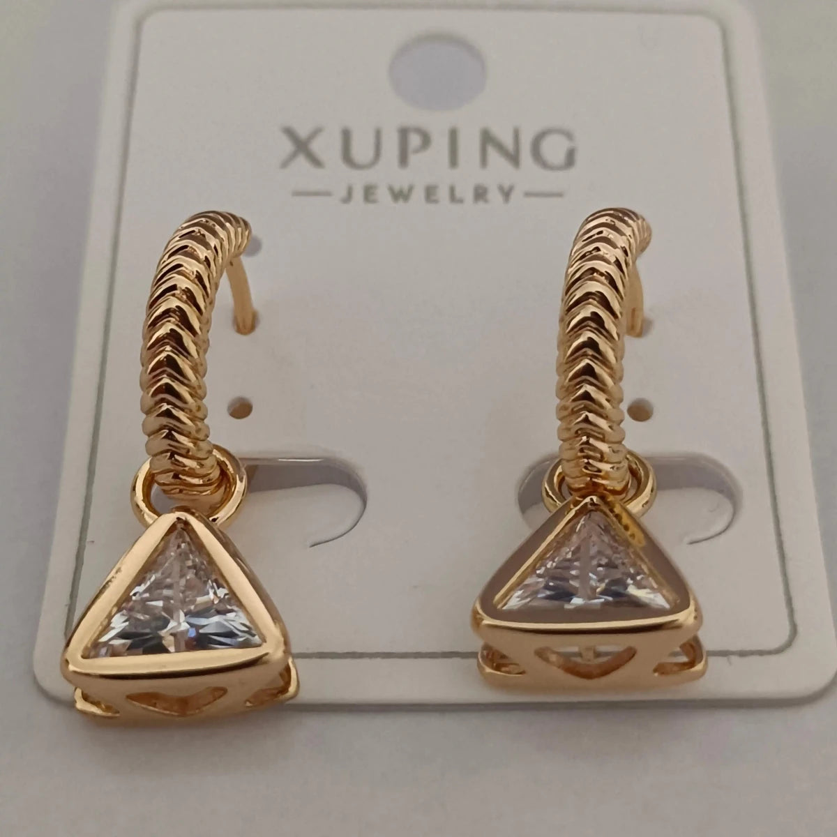 Xuping Kaliteli Paslanmaz Çelik Antialerjik Taşlı Üçgen Model Küpe - Zennemor