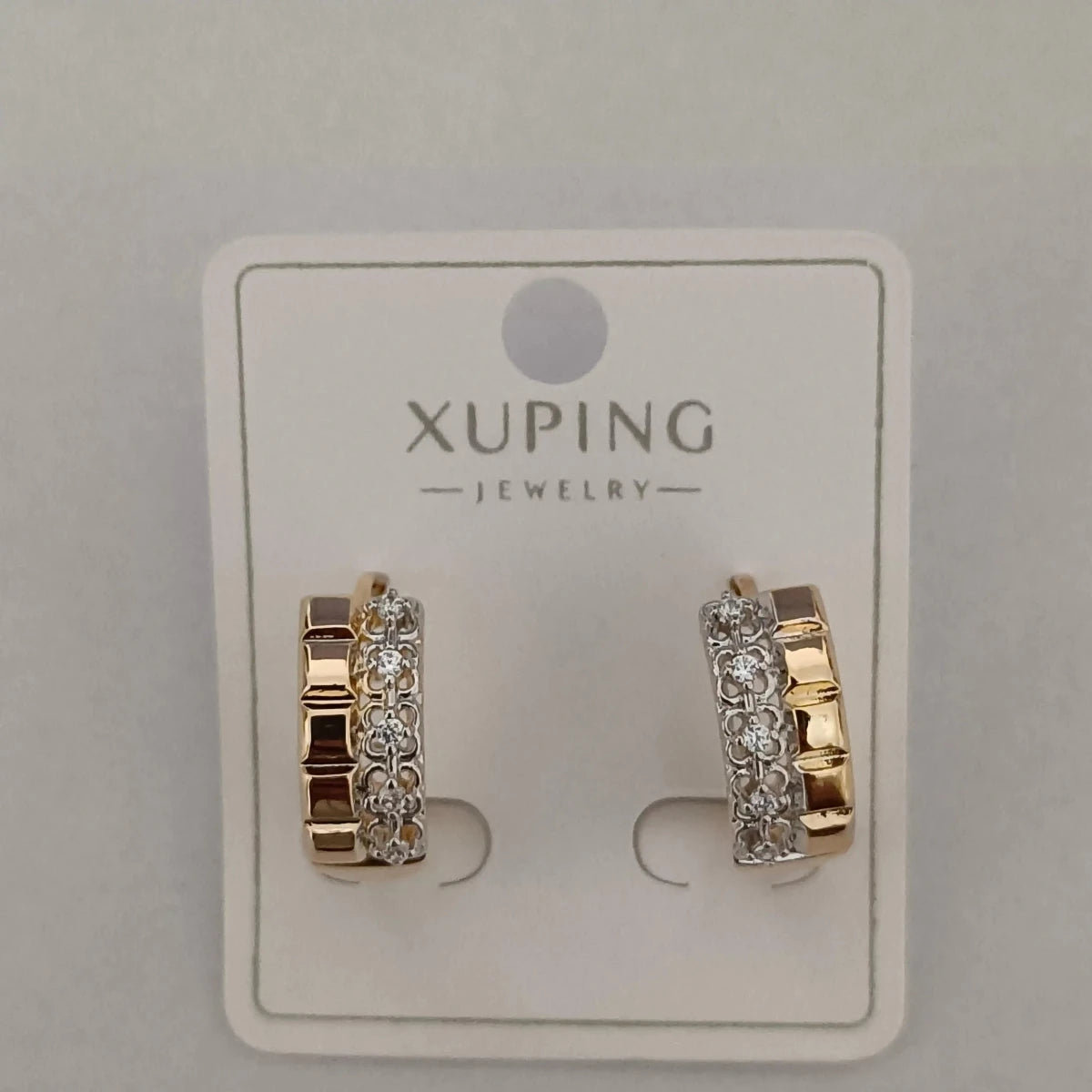 Xuping Kaliteli Paslanmaz Çelik Antialerjik Yarım Baklava Dilimli Işıltılı Küpe - Zennemor