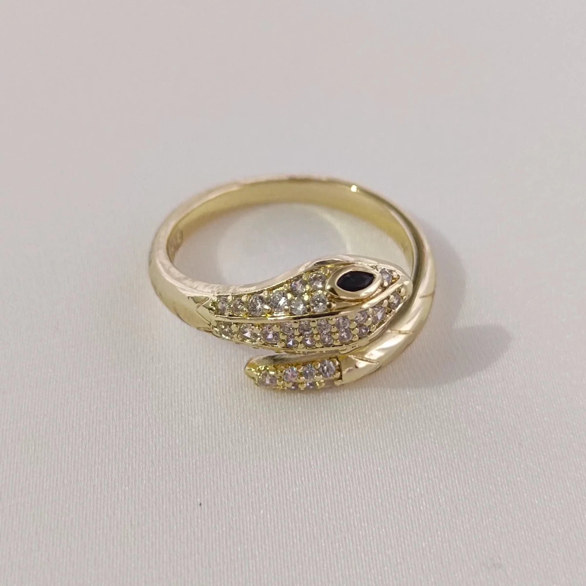 Xuping Kaliteli Paslanmaz Çelik Antialerjik Yılan Figürlü Zirkon Taşlı Gold Renk Yüzük - Zennemor